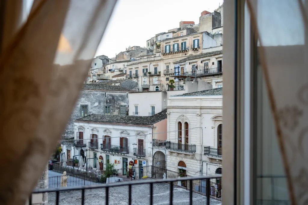 Vista sulla città di Modica dal balcone di Casa Arezzo al Duomo
